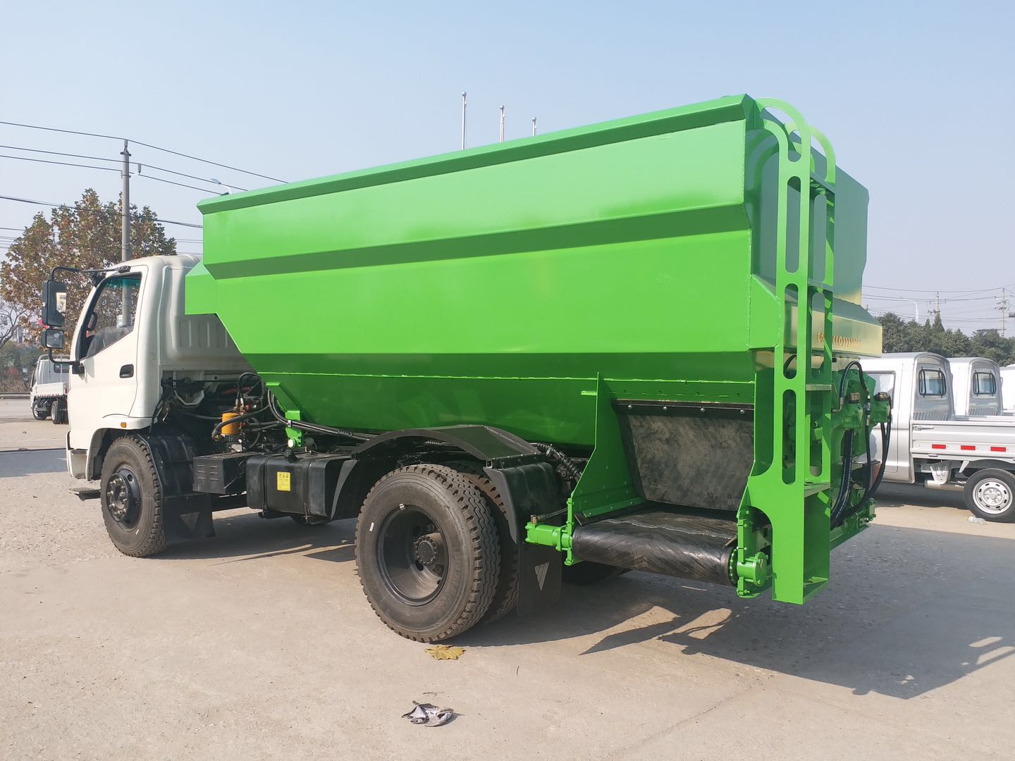 河南某公司購(gòu)買(mǎi)雙側(cè)撒料車